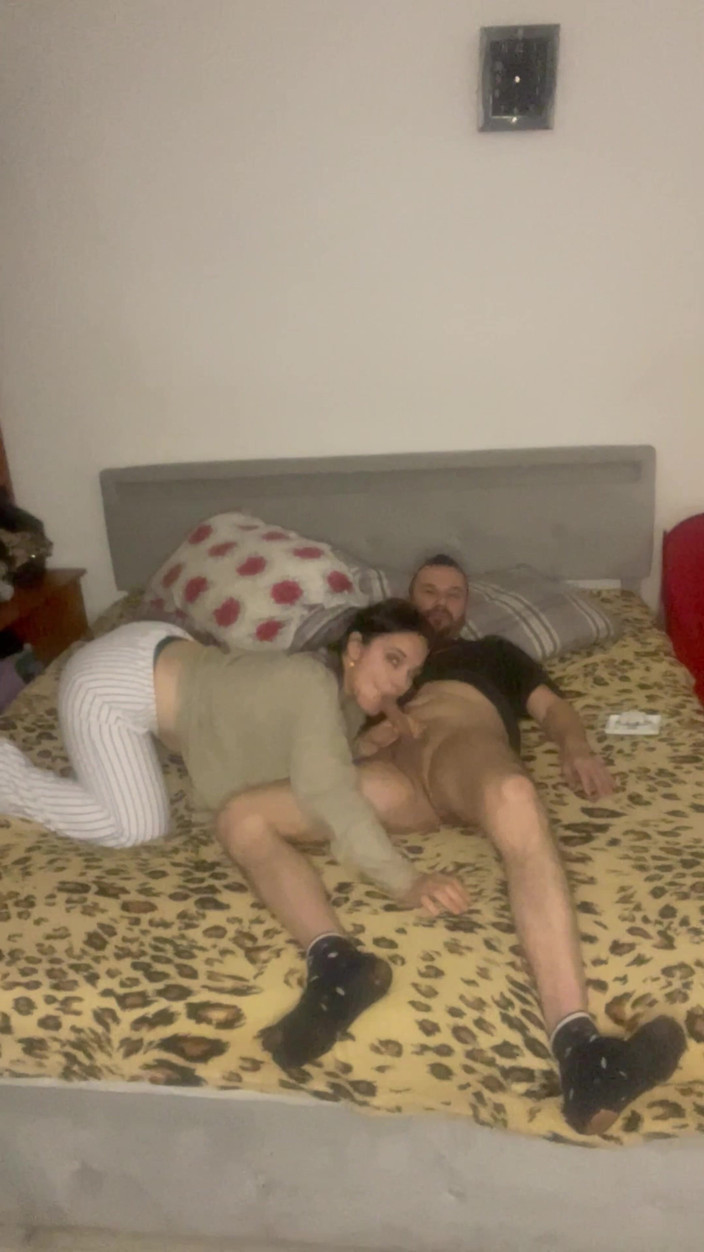 Ionut899: Aku mengisap penis ayah tiriku dan bercinta dengannya seperti sudah...