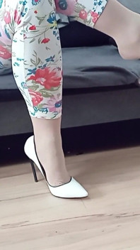 สาวข้ามเพศแกว่งเท้าในรองเท้าส้นสูง Casadei Blade สีขาว แหลม