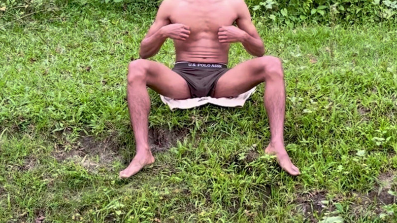 LonlyBoy: Un jeune garçon indien s’amuse seul dans la jungle