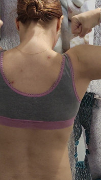 Fuertes brazos y flexión de espalda 