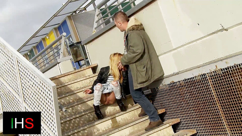 Italian hot scout and friends: Tante seksi ngentot di luar ruangan sambil pakai kerikil