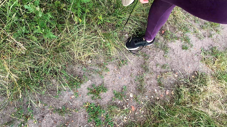 Bouncy Tits Action: Completa desnuda en el bosque - golpeando su vagina y tetas