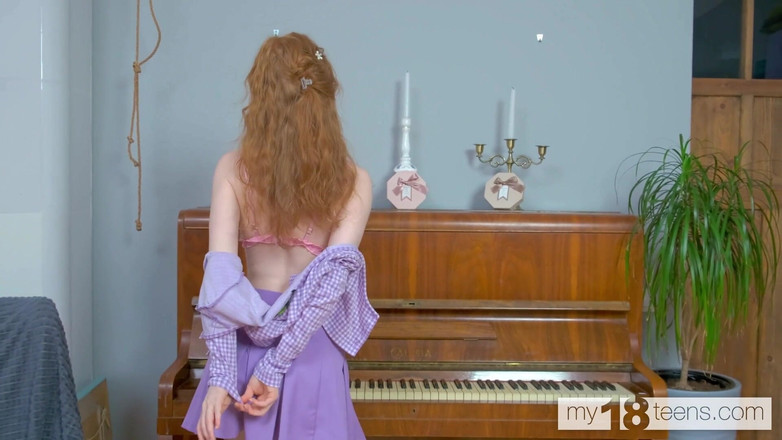 My 18 Teens: My18teens - मस्त लाल बालों वाली लड़की म्यूजिक क्लास में अपनी चूत में उंगली करती है