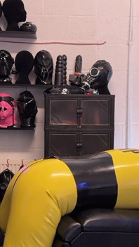 Maîtresse et princesse poupée en caoutchouc en latex : bordure, impact et respiration de pisse
