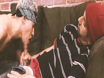 SEXUAL SIN GAY: Домашняя сцена с черными мужиками - 3_skinny чернокожего твинка трахнул его мускулистый коллега