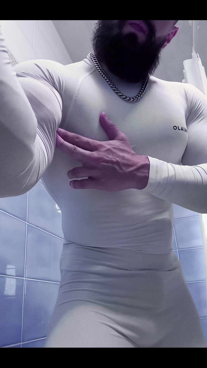 Mister Stone: Podívejte se na ty tlusté svaly ve spandexu!