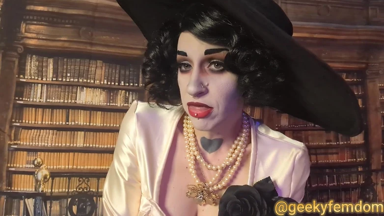 Geeky Femdom: Lady Dimitrescu atıştırmalık yapıyor