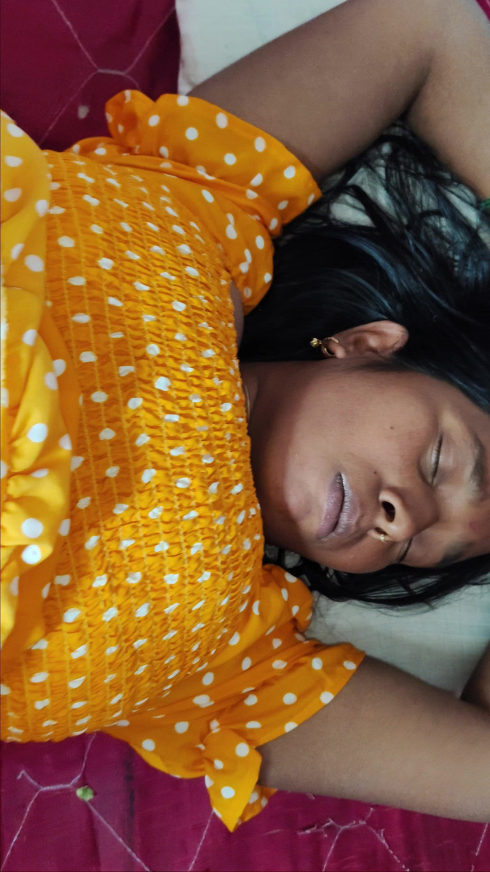 Premi pooja: デシ・バービーのセックス - 義兄が妊娠中の義姉を連れて街中を歩いているので、バービーは義兄に自分のペニスを彼女の膣に入れさせます。