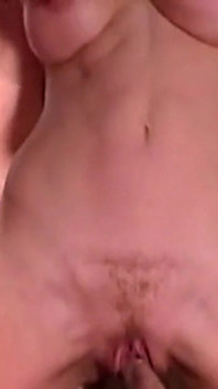 Omättlig blond milf överväldigad av flera hårda kukar