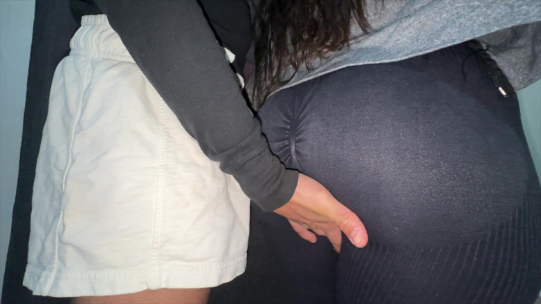CoupleOfHotSins: Gadis pantat montok ini dientot habis-habisan sama kontol orang asing