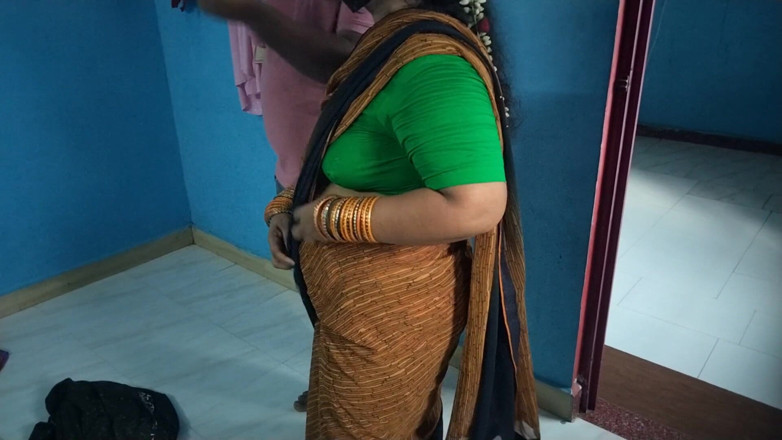 Tamil lesbian: Електрик займається сексом з власником будинку. гаряча сексуальна розмова