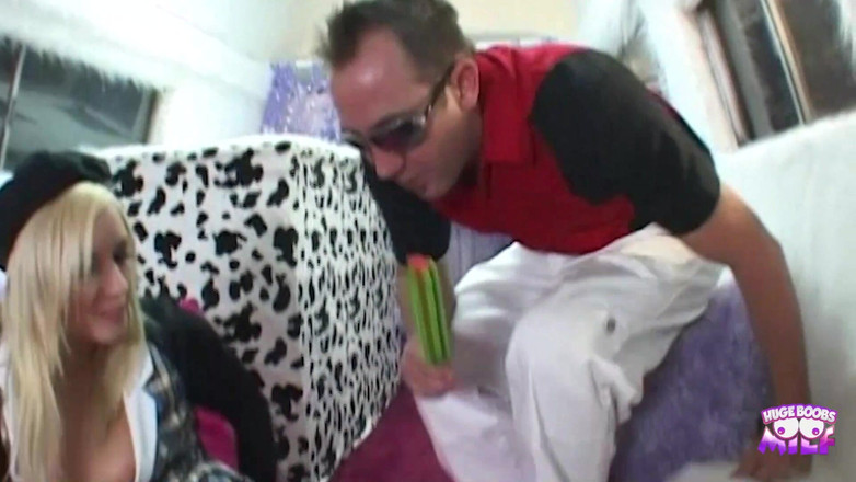 Huge Boobs MILF: Sarışın tatlı kız sokakta durduruluyor ve dondurmalı adamla sikiliyor.