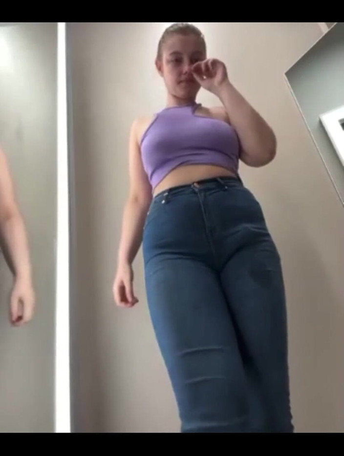 JuiceLussie: 公の場でのアナル