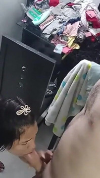 Je suis fatigué à la maison du travail, la seule chose que je veux est et ma femme gémit qu’elle veut que je la baise et je ne veux pas, mais