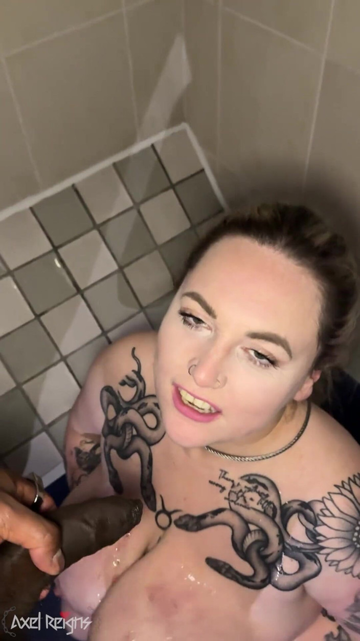 AxelReigns: Bella donna &amp; bbc giocano con piscio e pompino