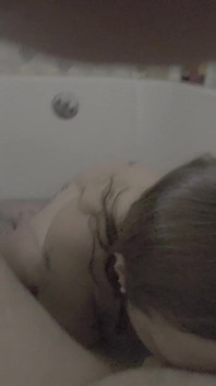 Stepsiter Loves to Give Head in Bathtubs