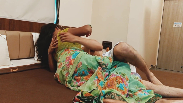 Harder299: Mama vitregă indiană amatoare excitată în sari, futută de un băiat...