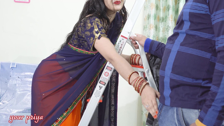 Your Priya: かわいいSaree Bhabhiはヒンディー語で彼女の背中に氷マッサージの後に荒くて硬い肛門性のために彼女のdevarといたずらを取得します