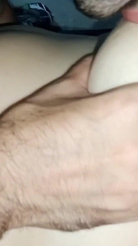Mon Mari Suce Mes Gros Seins Naturels Et Mes Mamelons En Érection En Y Mettant Différentes Friandises