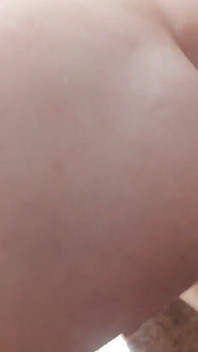 거실에 누워 있는 구강 성교