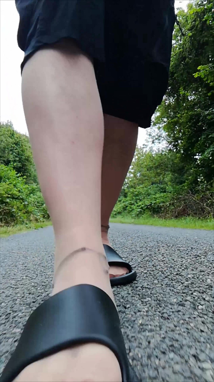 Carmen_Nylonjunge: 自然の中でスリッパと白い靴下で