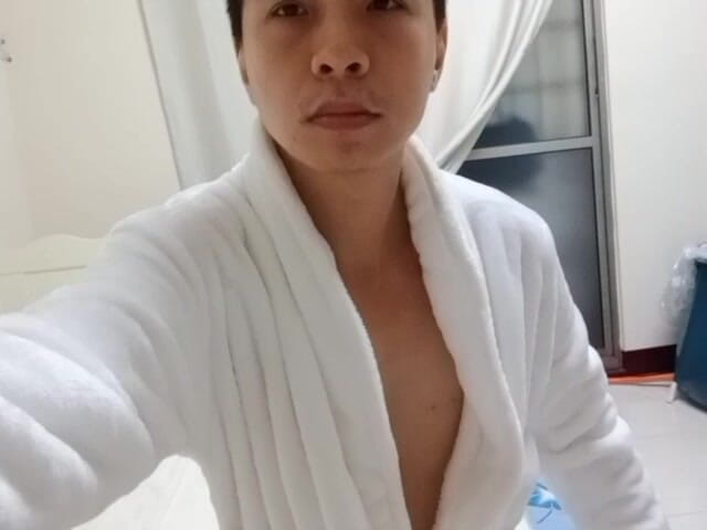 Only boy studio: Bílý ručník zakrývá polovinu