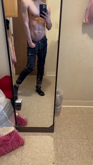 Sttygneno 뒤에 미스터리, 그는 정말 누구인가?