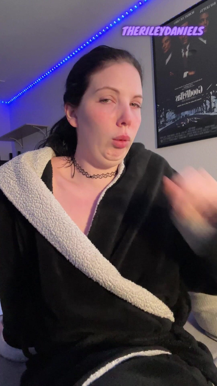 Riley Daniels: Zaimprowizowanie kichanie fit
