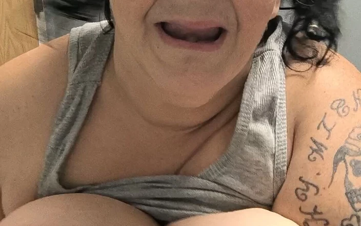 HerculesnVENUS: Este atât de obraznică își freacă clitorisul