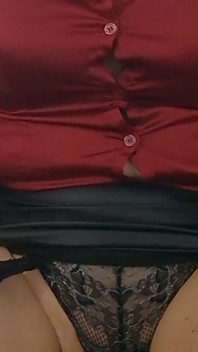 MILF Sofy Leer En Satijn Speelt De Kleine Slet