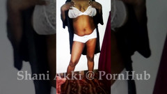 Shani Akki: Srílanský striptýz škádlí v nočních šatech a masturbuje