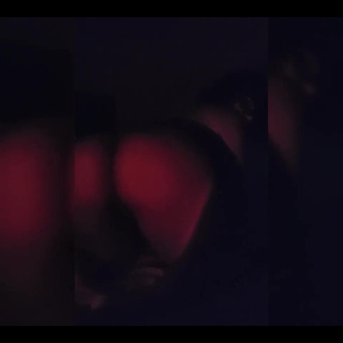 Zayra Pink: Une brune coquine dans la chambre noire fait un stripetese