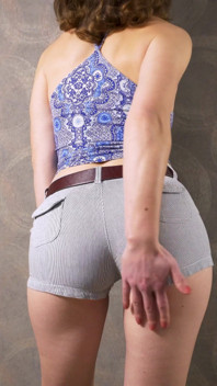 Amatör MILF i tighta shorts och full rygg trosor retar synliga trosor
