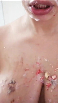 Latina äter tårta med sperma