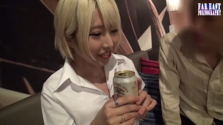 Far East pornography: Bermain splashy dengan si cantik blonde yang meleleh dirinya dalam...