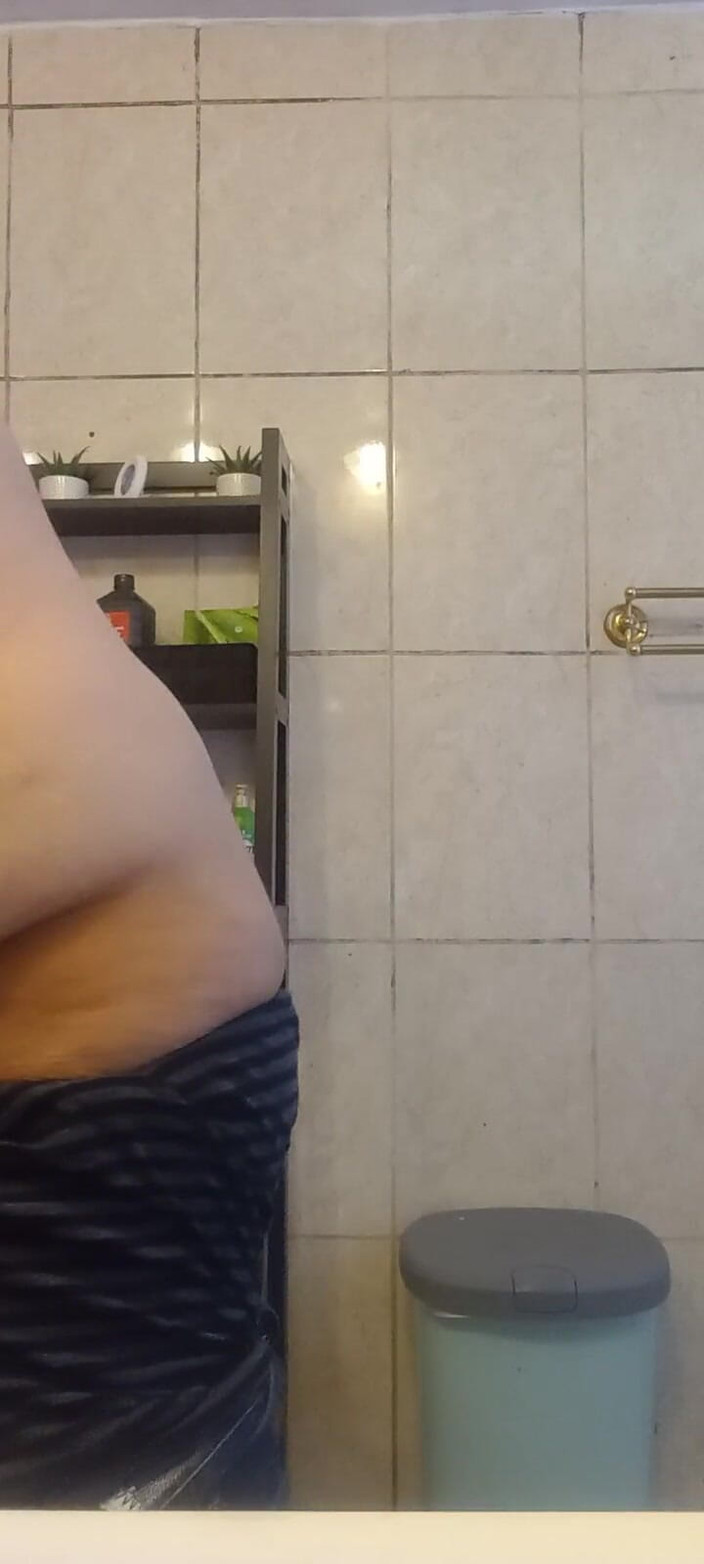 Chubbytits16: Bărbat homosexual virgin real care se joacă cu țâțele