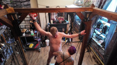 The Izars: ミストレス・イザールとダンジョンのラテックスバブル パート2