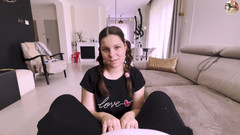 beauty_and_the_other_one: Istri amatir dengan rambut kuncir ini lagi asik telan sperma...