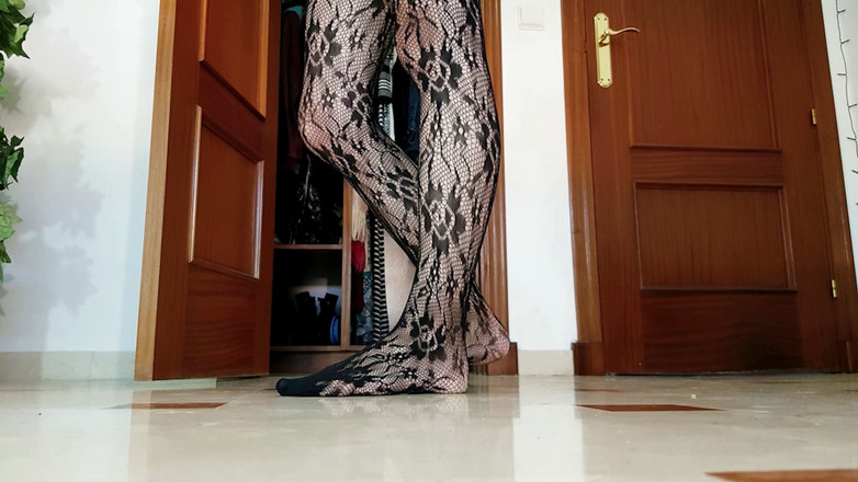 Mila Lewis: Seksowne pończochy nylonowe modelowanie stóp