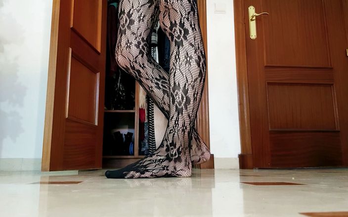 Mila Lewis: Pies sexy modelando medias de nylon