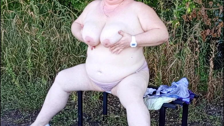 Zona901: Styvmamma i parken klä av sig och onanera på en...