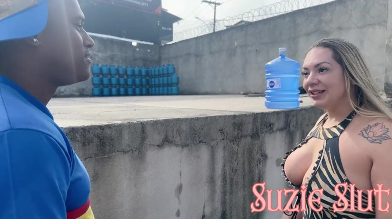 Suzie Hard Anal: Suzie schlampe ging raus, um gas zu kaufen, und trug...