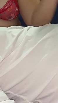 큰 가슴을 가진 섹시한 계모가 나에게 모유 수유하는 동안 나에게 핸잡을 해줬어, H 때문에 빨리 사정하게 만들었어