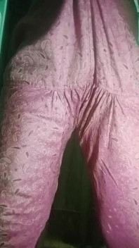 インドのゲイ女装妻GaurisissyにピンクSalwar Kurtaプレス彼女の大きなおっぱい