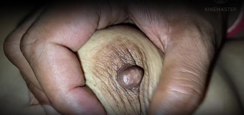 Hardcore Lover: Brincando com meus peitos da meia-irmã quando ela estava deitada...