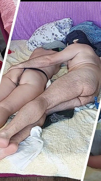 Massaggio Sensuale Di Una Coppia Calda Con Olio Sul Corpo. Preliminari in Camera Da Letto Con Una Coppia Amatoriale.