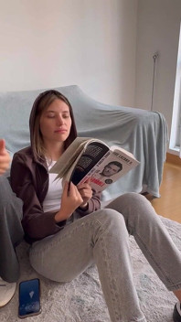 Dos mujeres calientes probando cosas nuevas