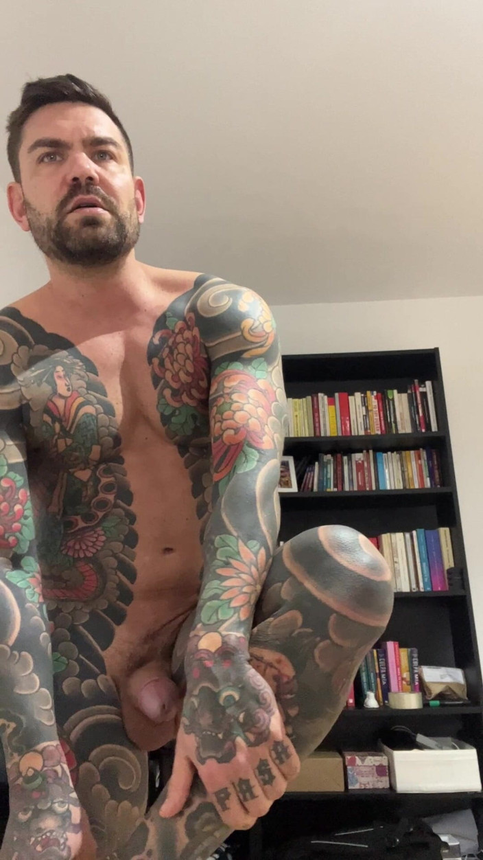 Juan Lucho Gay: Muscular Rough
