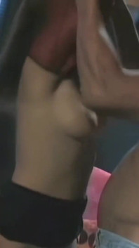 每当黑发女郎和她的男友聚会时，她都通过和他的朋友来作弊