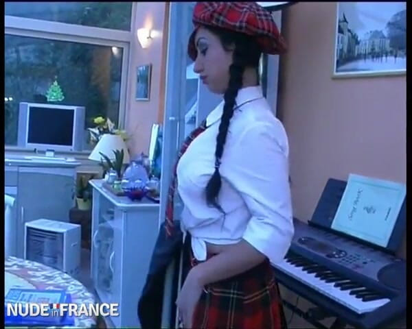 La France a Poil: สาวน้อยซนๆถูกครูส่วนตัวลงโทษ